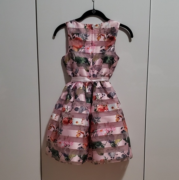 GIRLS FLORAL DRESS. - Picture 2 of 3